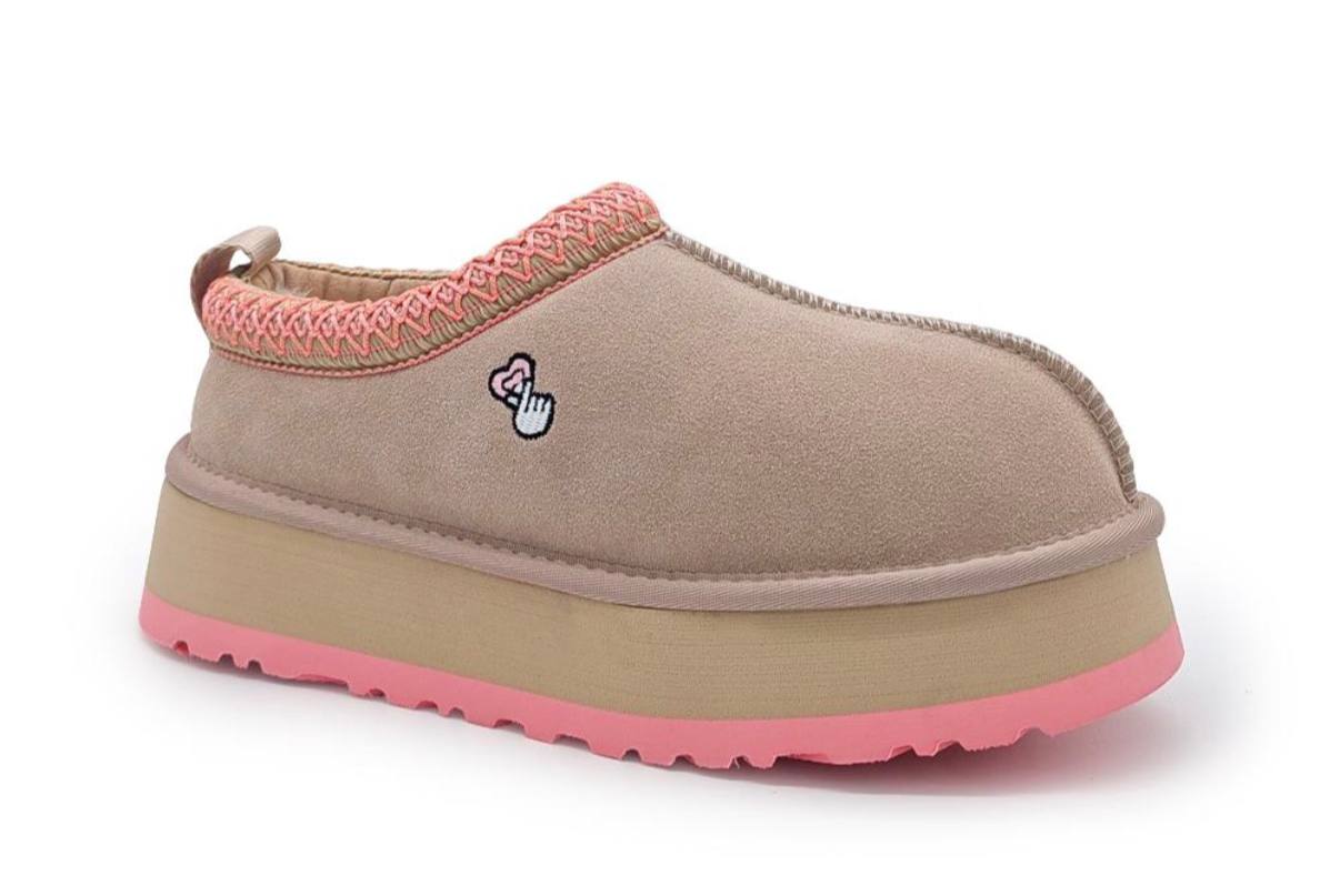 Ya queda poquito para usar nuestros zapatos favoritos UGG en varios colores, mi favorito el tono arena ✨